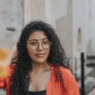 Retrato de stock de Daniela Cruz, autoría ficticia